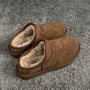 ugg classic slipper in chestnut sz 5